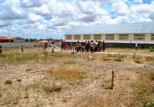 Sem teto invadem terreno da prefeitura de Araci