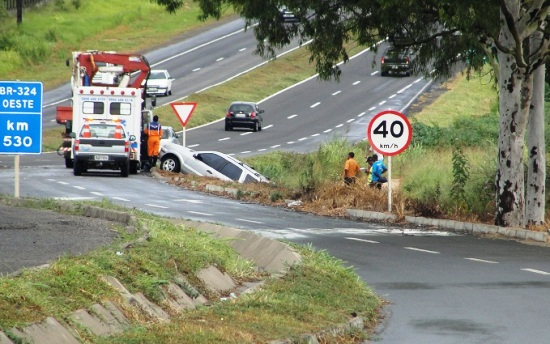 Veículo derrapa em pista e cai em vala na BR 324 em Feira de Santana na BA