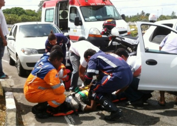 Feira de Santana: veículo entra na contra mão e bate de frente com outro carro, motorista atribui a erro do GPS