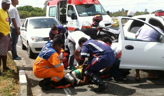 Feira de Santana: veículo entra na contra mão e bate de frente com outro carro, motorista atribui a erro do GPS