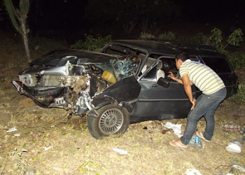 Caravan sai da pista, bate em árvore e mata duas pessoas próximo a Araci