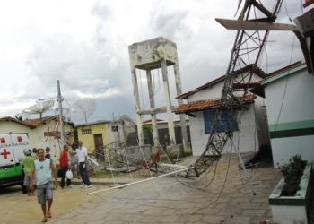 Vento derrubou torres de rádio e TV