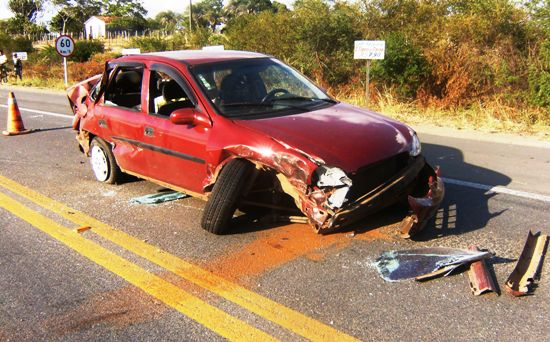 Três pessoas saem ilesas de um grave acidente na BR 116 Norte