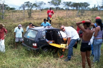 Uno de ex-funcionária da Caixa Econômica de Coité capota com quatro pessoas na BA 409