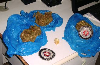 Queimadas – Traficante abandona sacola com maconha e crack ao avistar viatura