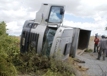 Caçamba carregada de brita tomba no trecho Riachão do Jacuípe / Conceição do Coité