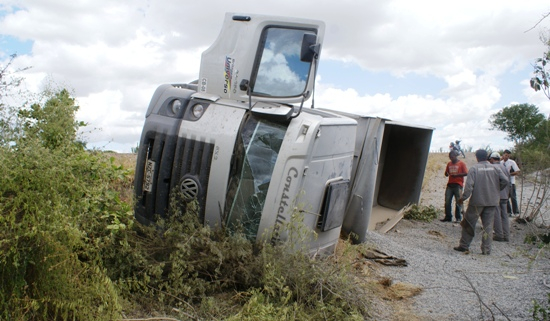 Caçamba carregada de brita tomba no trecho Riachão do Jacuípe / Conceição do Coité