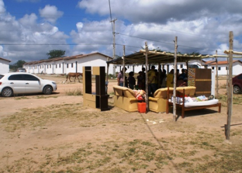 Moradores deixam casas e passam a morar em barraco no Distrito de Valilãndia