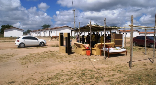 Moradores deixam casas e passam a morar em barraco no Distrito de Valilãndia