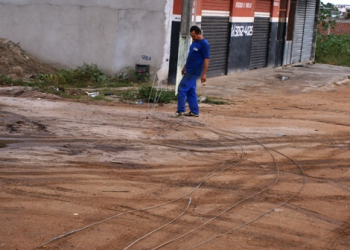 Vento quebra fios de rede elétrica e deixa centenas de moradores e comerciantes sem energia