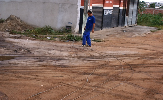 Vento quebra fios de rede elétrica e deixa centenas de moradores e comerciantes sem energia