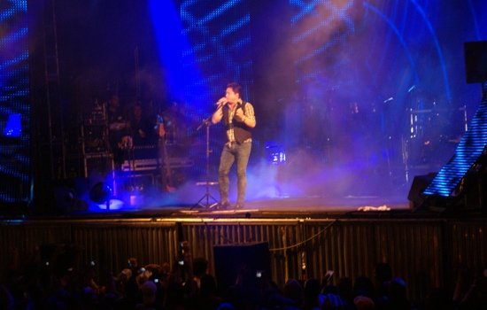 Show de Leonardo leva multidão a Biritinga e deputados Ronaldo Carletto e Tom prestigiam a festa