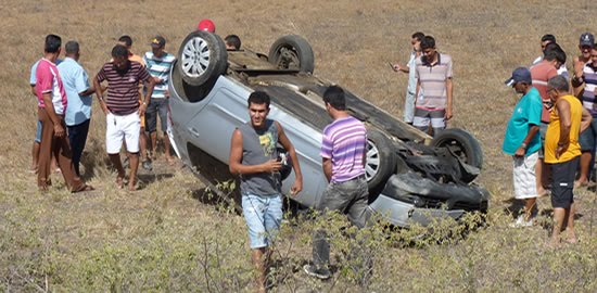 Motorista morre e duas crianças ficam feridas em capotamento de Cross Fox
