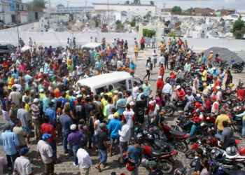 Mototaxistas sepultam colega e vão a delegacia a procura do assassino