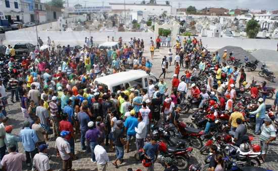 Mototaxistas sepultam colega e vão a delegacia a procura do assassino