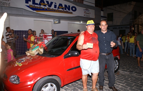Flaviano Móveis realiza sorteio do Show de Prêmios e ganhador do carro é de Valente. Confira a lista de ganhadores