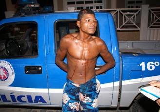 Homem em poder da polícia, depois de esfaquear outro, disse: ”botei pra descer mesmo”