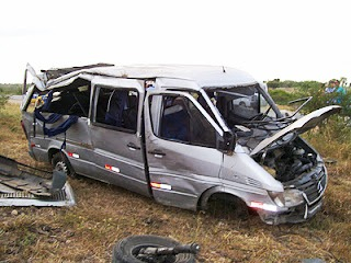 Animal na pista provoca dois acidentes com van. Quatro passageiros ficaram feridos