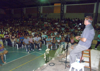 De volta a Coité, Ze Lezin lota ginásio de esportes e provoca muito riso