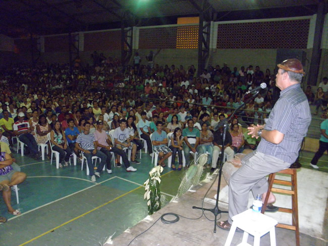 De volta a Coité, Ze Lezin lota ginásio de esportes e provoca muito riso