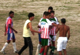 ônibus deixa distrito de Aroeira escoltado depois de confusão em jogo de futebol