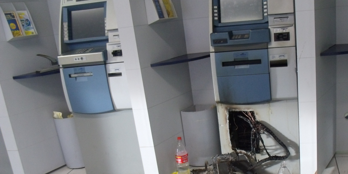 Bandidos arrombam caixa eletrônico do BB de Queimadas e na fuga atiram em carro de chefe da guarda