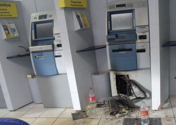 Bandidos arrombam caixa eletrônico do BB de Queimadas e na fuga atiram em carro de chefe da guarda