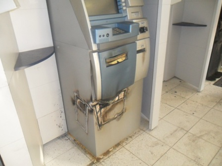 Doze assaltantes invadem Banco do Brasil e tentam arrombar caixas eletrônicos