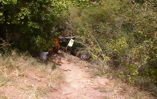 Motorista se perde na pista e desce ribanceira com Renault