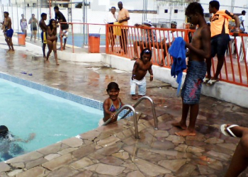 Anões atrações do circo Pindorama chamam a atenção no banho de piscina da ACCA