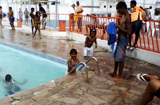 Anões atrações do circo Pindorama chamam a atenção no banho de piscina da ACCA