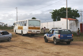ônibus deixa distrito de Aroeira escoltado depois de confusão em jogo de futebol