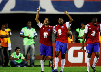 Bahia vence Flu de Feira de goleada e assume liderança do Baianão
