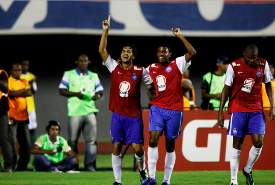 Bahia vence Flu de Feira de goleada e assume liderança do Baianão