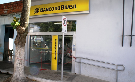Bandidos arrombam caixas eletrônicos do BB em Retirolândia
