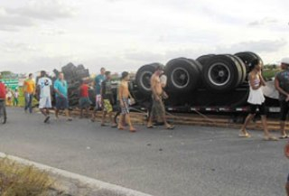 Carreta da Madereira Zenel capota em contorno