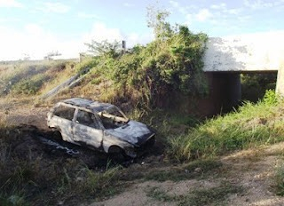 Fiat Uno é encontrado queimado na zona rural