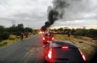 Manifestantes fecham BA 120 para pedir a construção de redutores de velocidade
