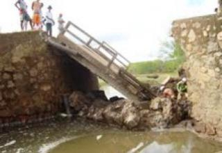 Ponte desaba em Riachão do Jacuípe e deixa motociclistas feridos