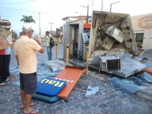Caixa eletrônico estourado no centro de São Gonçalo dos Campos