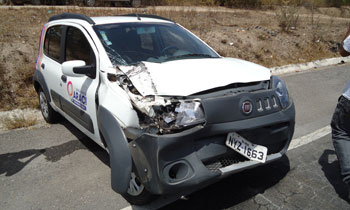 Secretária de Educação vive momento de pânico depois que carro em que viajava bateu em fundo de carreta