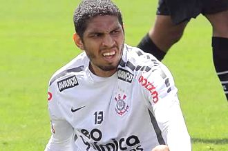 Wallace passa por cirurgia no tornozelo