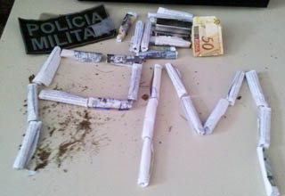 Guarnição da PM sem viatura prende dois homens com maconha