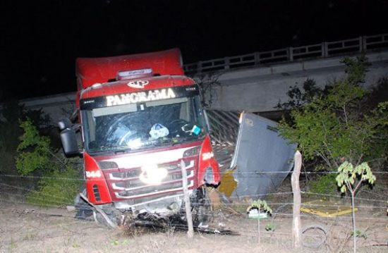 Carreta despenca de ponte de uma altura de 15 metros próximo ao Jorrinho
