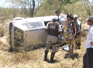 Casal que viajava de Alagoinhas para Santaluz fica ferido levemente depois de capotar veículo