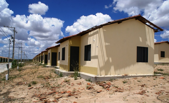 Já se passaram 60 dias da inauguração e as familias continuam sem receber suas casas e o aspecto é de abandono