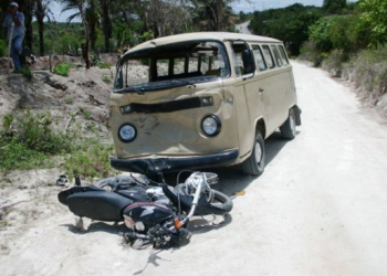 Motociclista morre ao colidir com Kombi