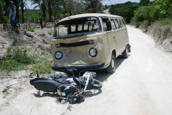 Motociclista morre ao colidir com Kombi