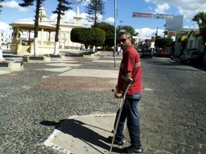 Deficiente físico comemora conquista da rampa, mas nem sempre pode usá-la