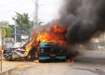 Serrinha: caminhão pega fogo as margens da BR 116